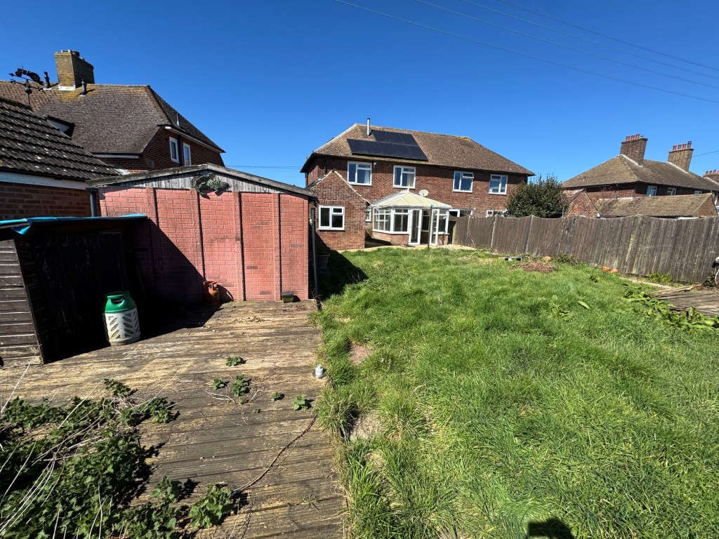 Lot: 127 - SEMI-DETACHED HOUSE IN NEED OF TOTAL REFURBISHMENT - Rear elevation